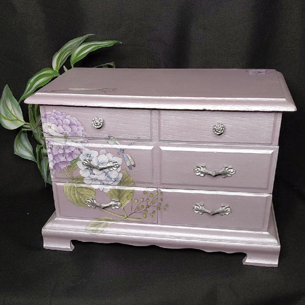 🎁 Hand Designed Jewelry Box